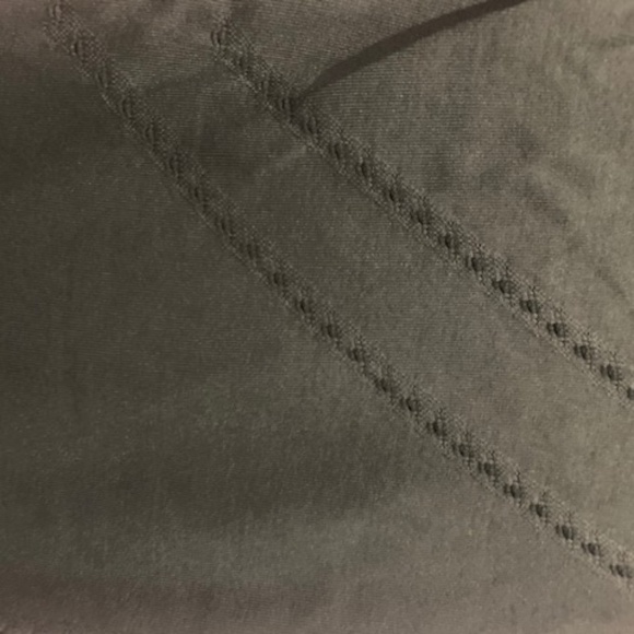 Sold - FABLETICS - High-Waisted Seamless Dot Capri - Picture 4 of 4